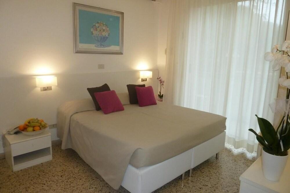 Hotel Astra มิลาโน แมริตทิมา ภายนอก รูปภาพ
