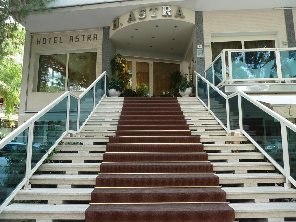 Hotel Astra มิลาโน แมริตทิมา ภายนอก รูปภาพ