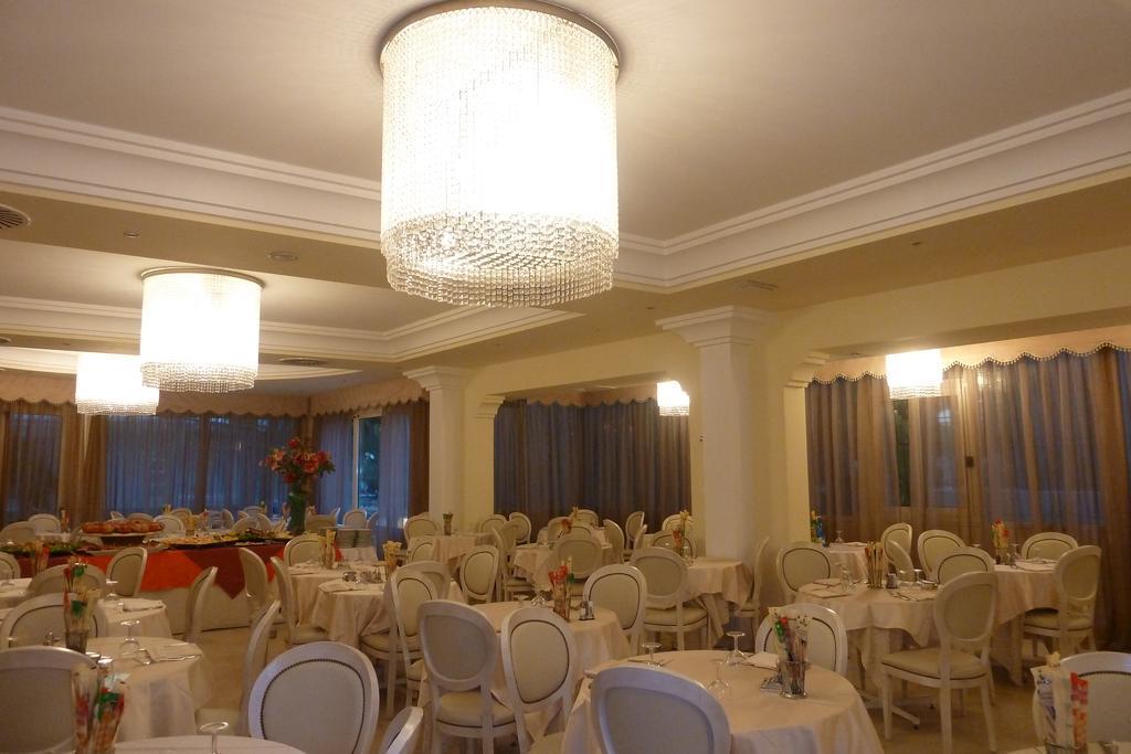 Hotel Astra มิลาโน แมริตทิมา ภายนอก รูปภาพ